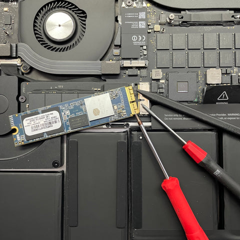 Lagringsbyte MacBook Air & Pro Retina (2013-2017) Montering Montering av OWC Aura SSD inklusive kopiering av data OWC aura install